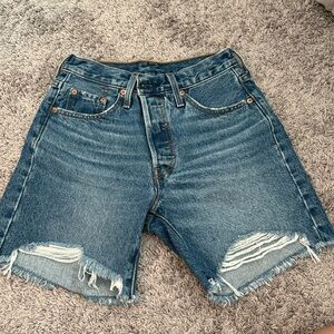 Levi’s 501 mid thigh shorts